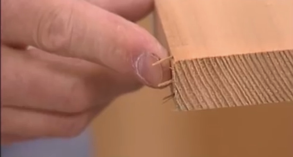 prevent tearout on wood while cutting with a saw blade